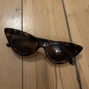 Solglasögon  - Solglasögon från NA-KD