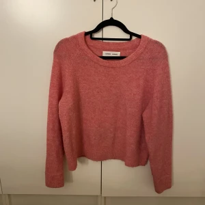 Samsoe samsoe  - Samsoe samsoe stickad tröja. Ordinarie pris 1195:- Den rosa färgen syns bäst på 3e bilden  Använd men i väldigt fint skick 