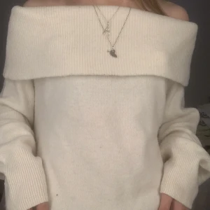 Stickad Tröja! - Superfin stickad off shoulder tröja från HM. Den är i storlek XS men är lite stor i storleken så skulle säga att den passar S-M. Den är bara använd några fåtal gånger. Frakten kostar. ❤️