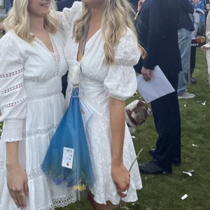 Adoore klänning  - Säljer min älskade klänning från adoore, endast använt vid ett tillfälle på min studenten i våras!🥰original pris 1400kr! Storleken är 38 men passar mig som vanligtvis är 36. Bud på 1600kr! Tar bud över det. Köparen står för frakt.