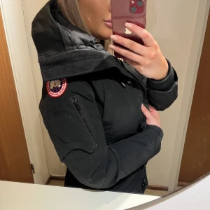 Canada Goose jacka - Canada Goose Montebello dam Köpt på NK  Storlek XXS Pälsen är slängd Nypris ca 10.000