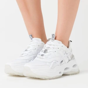 Buffalo Triplet Third sneaker white 38 oanvända - Säljer ett par Buffalo sneakers i storlek 38, aldrig använda (fel storlek skickades)  Hämtas vid vallentuna centrum, alternativt kan jag leverera mot en frakt kostnad, inom rimligt avstånd  Skicka gärna frågor om du undrar något! 