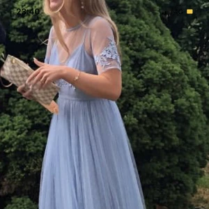 Balklänning i Blå Spets - Säljer denna super fina klänningen jag hade på balen. Köpt på Asos för några år sedan, använd 1 gång. Dragkedja baktill som inte syns, och knappar i ryggen upptill! Storlek 34! Jag är 165 lång och har klackar på bilden! 
