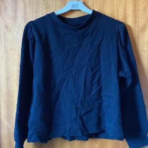 sweatshirt  - säljer denna svarta sweatshirt ifrån lager 157 i storleken xs/s. säljer denna pågrund utan att jag ej använder denna 