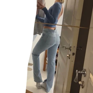 Midrise jeans zara - Supersnygga midrise jeans från zara med prislappen kvar! Strl 36💕 jag är 171 cm lång🥰 slits nedtill! Använd gärna köp nu!⚡️