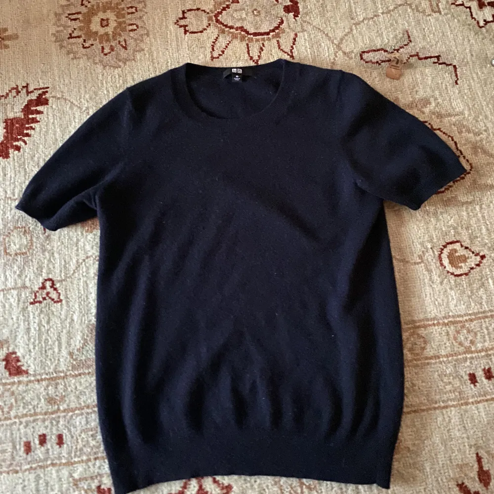 Säljer denna supersköna marinblåa kortärmade cashmere tröjan från Uniqlo. Storlek Xs och i mycket bra skick💋💋💓.. Tröjor & Koftor.