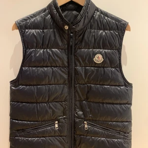 Moncler gui väst - Nypris 7000kr, inga igenkänningstecken, Size 1/Small (passar som M också), färg: midnight blue. Skriv för intresse!