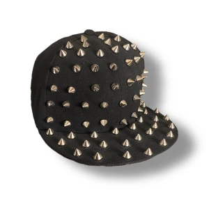 Keps med nitar  - säljer denna keps med nitar på för att den används inte ! den är i super bra skick. super bekväm med snapback. Säljer den för 150kr + frakt. Hör av dig vid intresse eller frågor! ☺️☺️