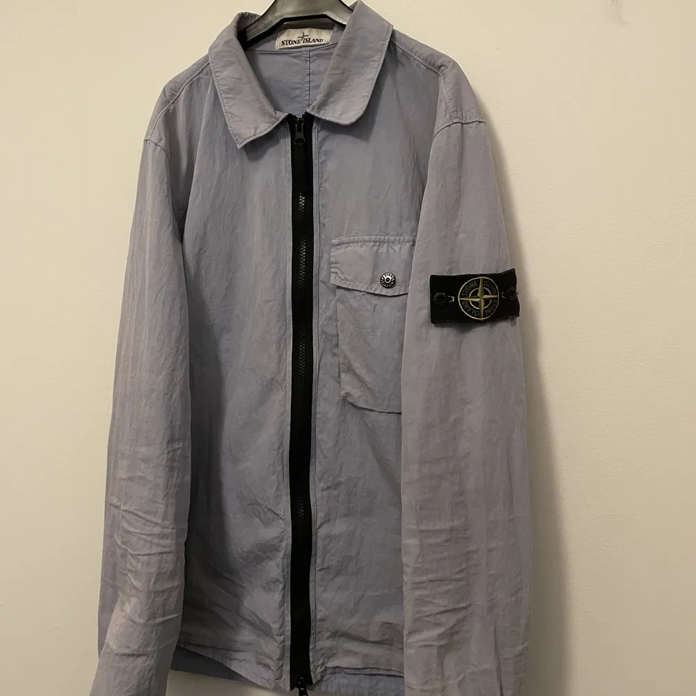 Säljer denna stone island zip jacka. Använd ett fåtal gånger. Storlek S passar S/M. Kan frakta med postnord eller mötas upp i Sthlm. . Skjortor.