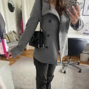 Kort kappa - grå kappa som inte säljs längre, stl 34 men skulle säga att den passar 32-36