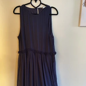 Aftonklänning/balklänning.  - Använd vid två tillfällen. Fint skick. Går till ankeln på mig som är 175cm.  Pris exl. Frakt. Betalning innan leverans. 