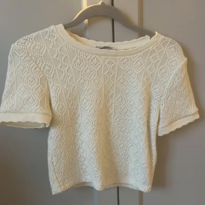 zara topp storlek S - Säljer en jättefin zara topp i storlek S. Den kom inte till andvändning Lånad bild💕
