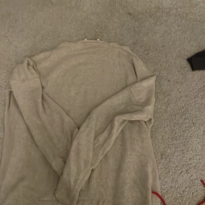 Tunn stickad tröja - Jag sällhet min beiga tröja pga ingen användning. Jag har ingen aning vilken storlek det är men säg till om jag ska skicka bild på