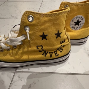 Converse - Säljer dessa snygga Converse perfekta till sommaren, sparsamt använda!