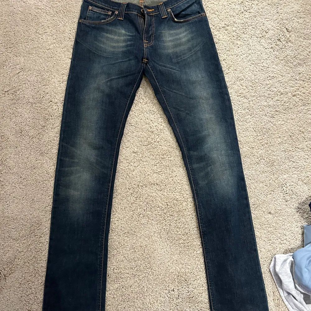 Lågmidjade raka jeans från Nudie Jeans. Sitter jättesnyggt på! Säljer då de blivit för små. . Jeans & Byxor.