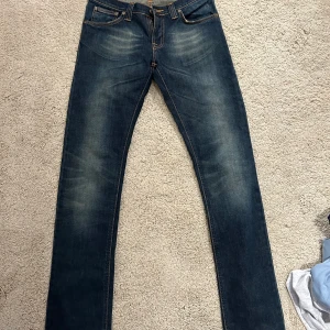 Lågmidjade straight jeans - Lågmidjade raka jeans från Nudie Jeans. Sitter jättesnyggt på! Säljer då de blivit för små. 