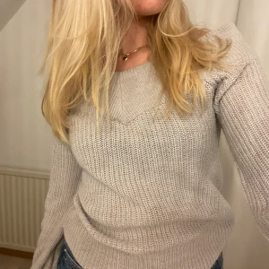 Stickad grå tröja - Superfin!!! Har stl M i vanliga fall.