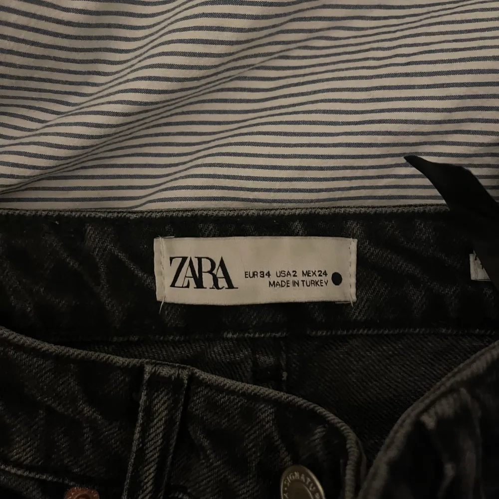 Säljer mina mid rised jeans från Zara. Storlek 32 men skulle säga att det är mer storlek 34⭐️. Jeans & Byxor.