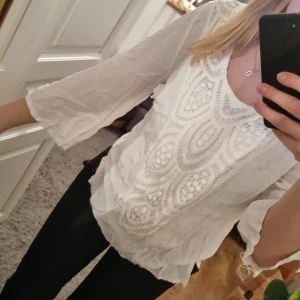 Söt blus - Supersöt vit blus😍 Knappt använd. Strl 40 men skulle snarare säga M/stor S. Köparen står för frakt. 