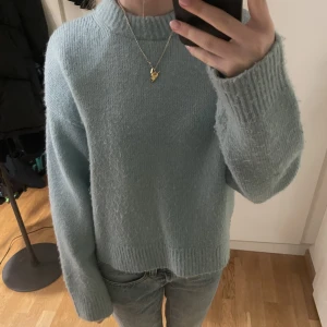 turkos stickad tröja  - Turkos stickad tröja från zara i storlek s.