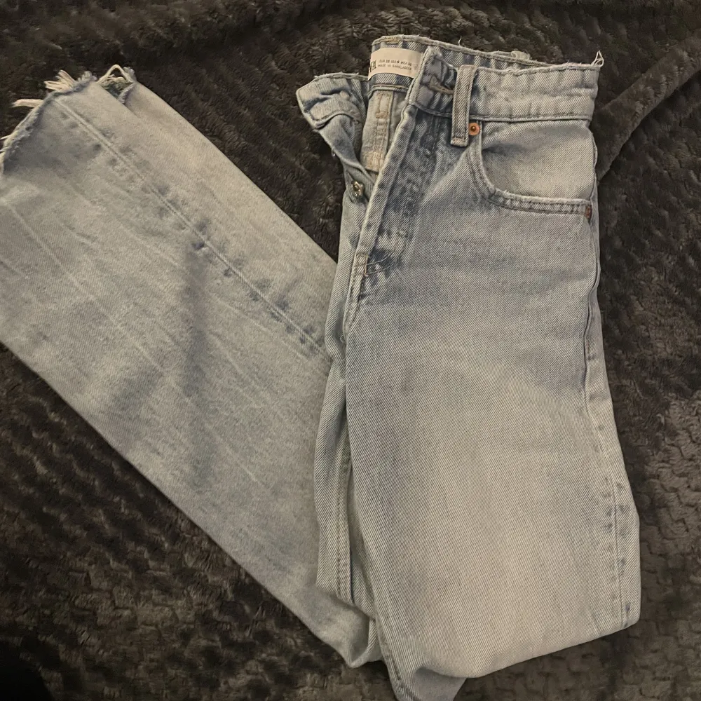 Säljer dessa superfina zara jeansen som inte finns kvar längre. Säljer för jag inte använder dom. Har använt 3-4 gånger. Strl 32 jättesnygga! Ljusblåa jeans! Köpte för 300 säljer för 130kr. Jeans & Byxor.