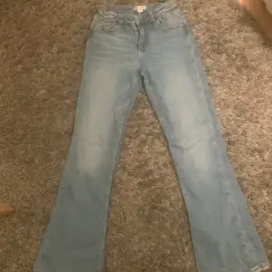 Säljer ett par jeans från Gina, eftersom att de är för små. Storlek 158 Nypriset är 299 kr Inte jättemycket använda  Skriv för flera bilder  