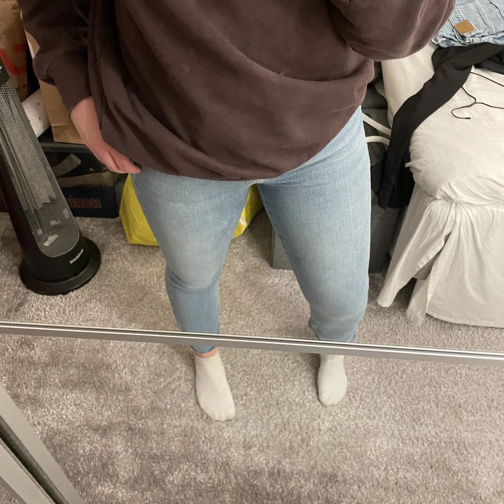 Super snygga och sköna jeans från vero Moda, använd fåtal gånger och det är försmå för mig så därför sitter det så tighta på mig🥰storlek m/32 och skulle säga det är en s💕. Jeans & Byxor.