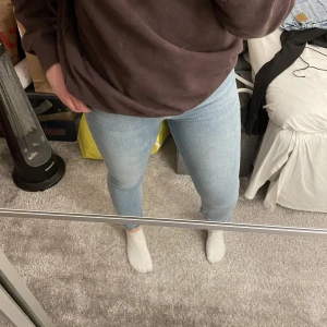 Vero Moda jeans  - Super snygga och sköna jeans från vero Moda, använd fåtal gånger och det är försmå för mig så därför sitter det så tighta på mig🥰storlek m/32 och skulle säga det är en s💕