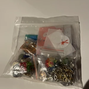 Smyckes delar  - Perfekt kit till dig som håller på med smycken eller vill börja.  Om man bara vill ha något enstakat som finns på bilder går det bra 😁 Allt för 80kr+ frakt  Eller en sak för 5-15kr+ frakt  Frakten stämmer inte så kommer säga frakten om ni är sugna 