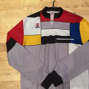 Säljer denna retro cykeltröja. Half zip med resor längst ner 