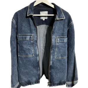 Jeans Jacka från COS - Over sized jeans jacka från COS i princip oanvänd 