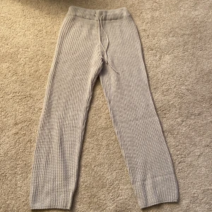 Stickade mjukisbyxor - Säljer mina jätte mysiga och fina stickade mjukisbyxor i strorlek 38 (M), då dem tyvärr blivit för små!💕färgen är beige/grå. Köpta från Asos för 300 kr💗 kan mötas upp i Stockholms området (helst södra Stockholm) annars betalas frakt av köpare!