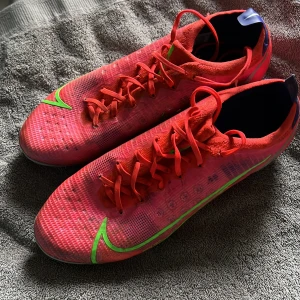 Fotbollsskor  - Väldigt bra skick! Inga slitningar, bara lite använda.