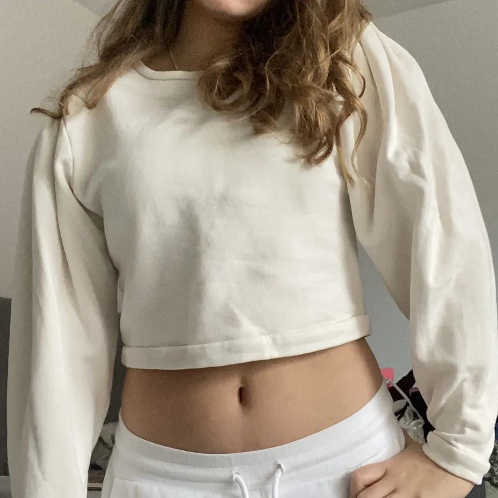 Säljer denna crop top törjan köpt från lindex! Helt oanvänd. Storlek S. Skriv för fler frågor! . Tröjor & Koftor.