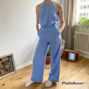 Blå byxdress - En fin byxdress från Cubus i storlek XS. Modellen är 165 cm lång. Aldrig använd! För mått var god kontakta mig :)