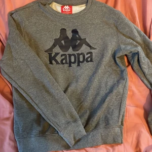 Kappa tröja - Grå kappa tröja som är otroligt bekväm! Använd flitigt men i mycket bra skick!