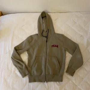 Peak performance kofta - Peak performance kofta/hoodie! Använd men i bra skick, det står att den är storlek L men skulle säga att den är storlek S (tror det är barn storlek) 
