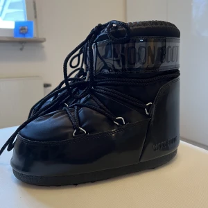 Låga moon boots  - Använda tre gånger och ser helt oanvända ut.  Priset kan diskuteras
