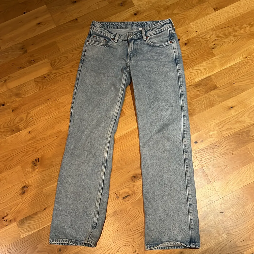 Säljer nu dessa low arrow jeans från weekday då dom inte kommer till användning. Sparsamt använda, skulle säga att dom är i nyskick. Skickar endast på posten. Pris kan diskuteras, skriv vid intresse<3. Jeans & Byxor.