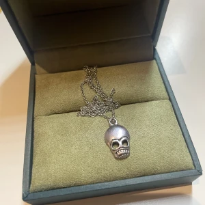 Halsband  - Säljer halsband i olika storlekar Skiv för frågor och funderingar ❤️❤️