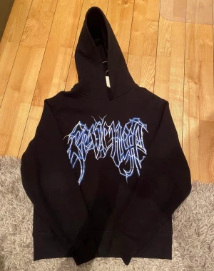 Revange blue lighting hoodie  - Revange blue lighting hoodie i strl M. Fint skick, säljes då den inte passar 