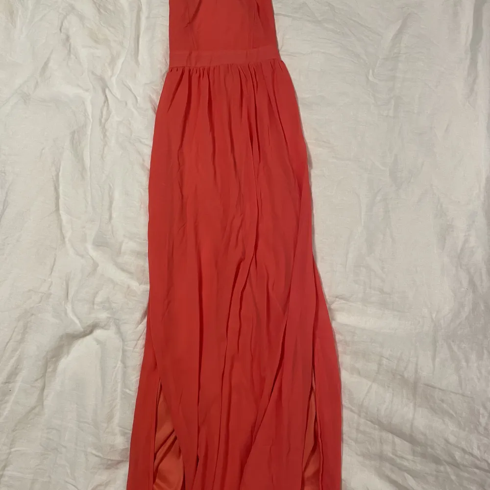 Rosa klänning med öppen rygg och slits på sidan. . Klänningar.