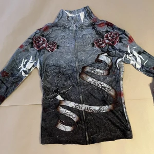 GUESS JEANS TRÖJA - Tröja med dragkedja från Guess jeans. Fler bilder på plagget eller frågor? Skicka ett medelande eller kommentera :) 