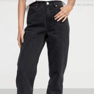 Ett par svarta straight jeans från Lindex. Fint skick, inga defekter💌Nypris 500kr