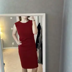 En snygg röd klänning från Hm❤️ Säljer då jag inte har användning av den❤️ köparen står för 🚚 jag står inte för postens slarv 📦