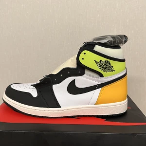 Air Jordan 1 OG Black Volt - Air Jordan 1 Retro High OG white/black volt Cond: DS 10/10 Size/ US 9   Kommer med extra snören, helt nya med låda.   MerchSweden genom Sampev2🔥