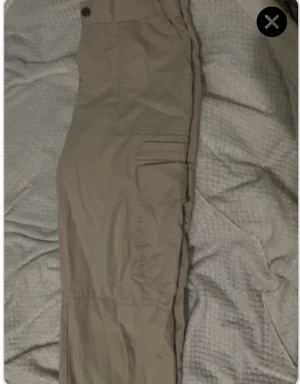 Beiga Cargo byxor - Monki byxor som är raka i benen. 