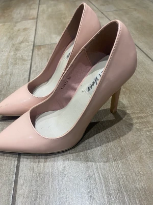 Klackskor - Köpt från nelly för 500kr.  Använda endast 2 gånger.  Storlek 35, men dessa är stora i storlek.