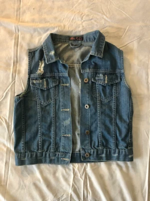 Jeans väst - Köpte denna på Ally fashion i Australien, supersöt och lite tuff samtidigt. Använd men skicket är som ny!💕 Storlek 10 i Australien, vilket motsvarar S/M