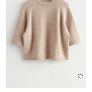 & other stories tröja - Säljer en jätte fin tröja från & other stories som är slutsåld i alla storlekar. Nypris:590kr❤️ knappast använd och inga defekter. Storlek S💗skriv för fler bilder, och pris kan diskuteras!
